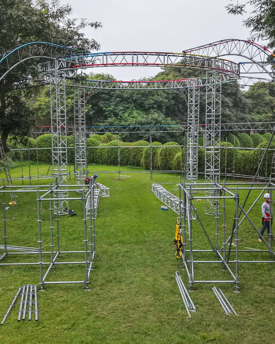 Estructura de truss sobre el terreno: montaje de Agama para Hey Fit